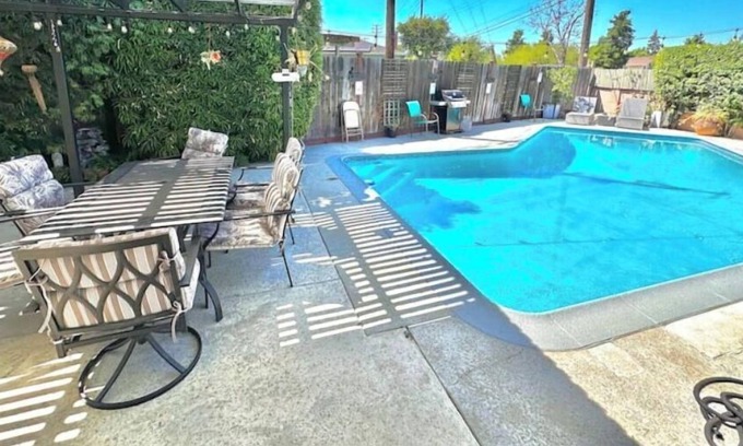 Whittier House | SoCal Pool House central to many of the the world’s greatest amusement parks!!