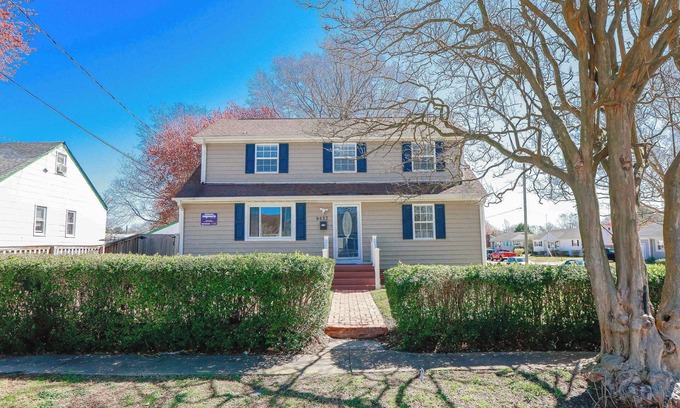 Bayview House | Sojourn Spacious Family Retreat with Fenced Backyard