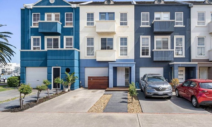 Patterson Lakes House | Sophisticated Waterfront Haven Views & Parking