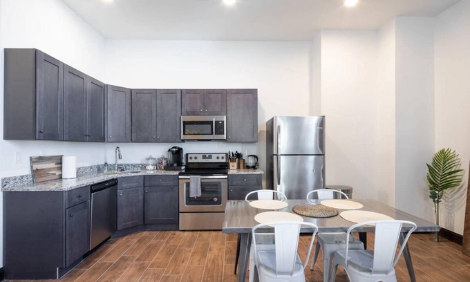 West Poplar Apartment | Sosuite 2BR Penthouse w W D Gym On-site Bar