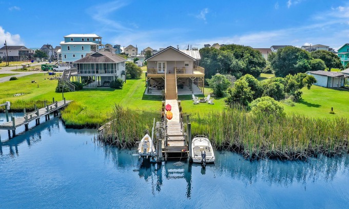 North Topsail Beach Cottage | Sound front cottage- Sunsets, private dock & 2 min walk to beach-New to market