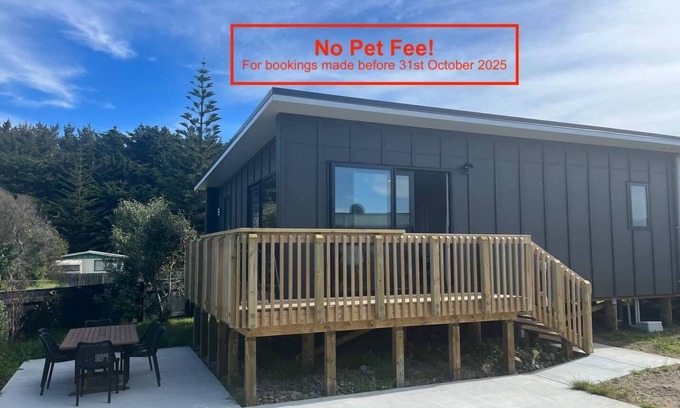 Waitarere Beach House | South End Sanctuary, 250m from forest & beach entrance. Pet Friendly!nn