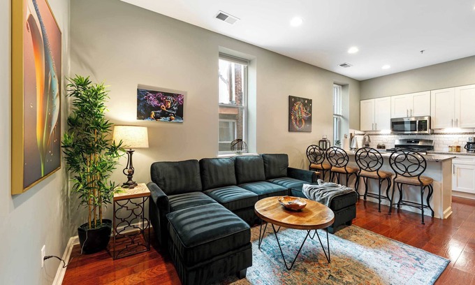 Society Hill Apartment | South St in Style! Walkers Dream Location