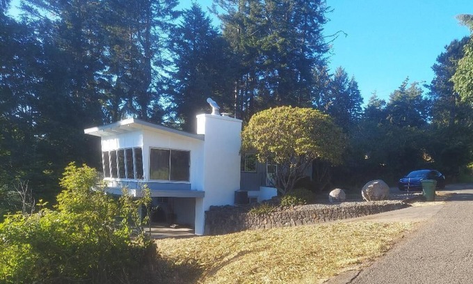 North Bend House | Southern Oregon Mid -Century Coastal Charmern Summer Discount- Aug & Sept 2025