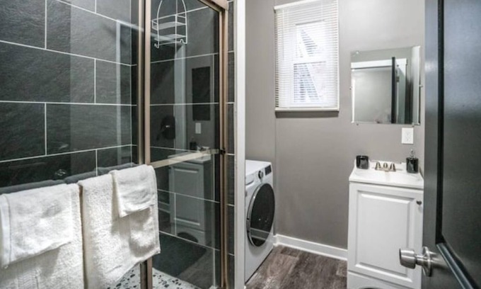 South Side Slopes House | Southside Flats Apt - 2B