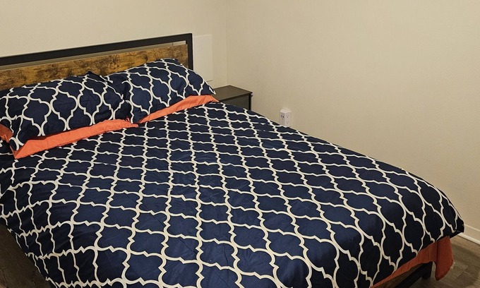 Palatka Apartment | Spacious 1BR unit available on a partitioned street. No traffic!