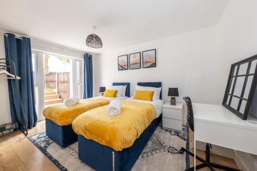 Luton Apartment | Spacious 2 bedroom home, Contractors friendly and free parking