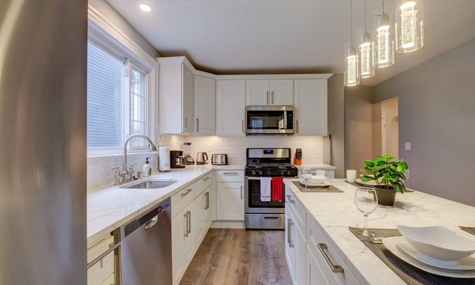 Roxbury Apartment | Spacious 2bd/1ba | Free Parking | 3D TOUR 3581