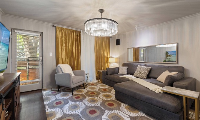 Lower Greenville Condo | Spacious 2BR/1.5BA condo in Lower Greenville featuring resort-style amenities—pool, hot tub, sauna, and courtyard—just steps from top dining, shopping, and nightlife.