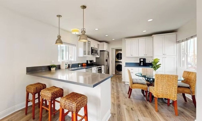 El Cerrito House | Spacious 2BR 2BA Cliffside Bungalow Near SDSU Jacuzzi Tub Family Friendly