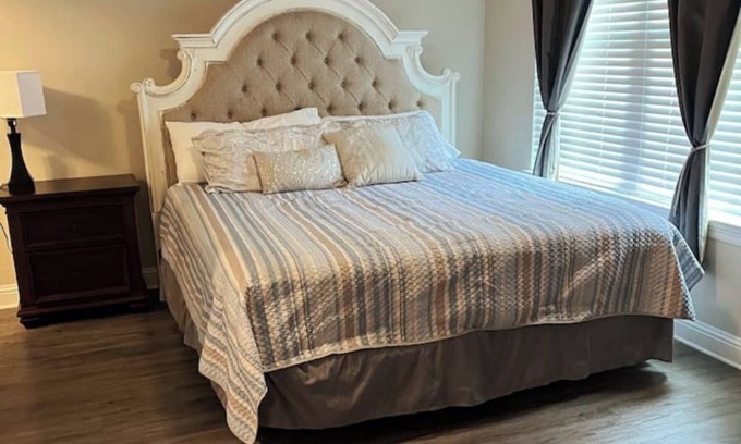 Lake Charles Apartment | Spacious 2BR/2BA Oasis Retreat with Carport