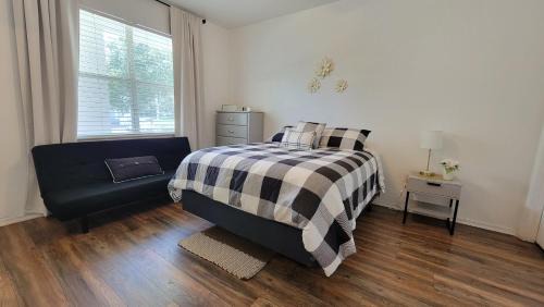 Gainesville Apartment | Spacious 2BR 2BA Suite - Walk to Mall & Hospitals