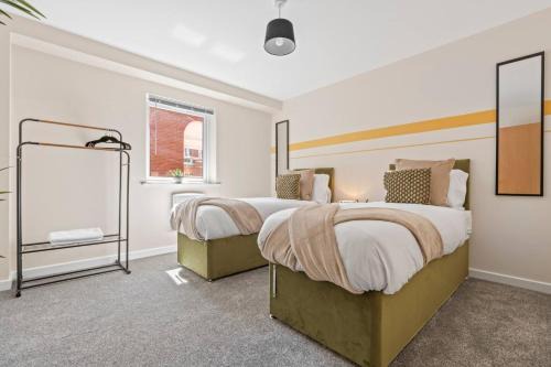 Leicester City Centre Apartment | Spacious 3-Bed Ground Floor Apartment in Central Location, Family Friendly, Free Wi-Fi, Sleeps 7