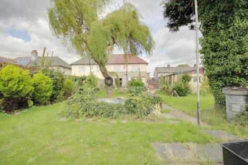 Havering House | Spacious 3-Bed Home in Rainham