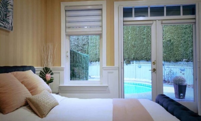 Surrey Apartment | Spacious 3-bedroom hotel suites with AC, WiFi in enjoyable Surrey