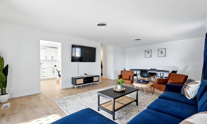 Academy Place House | Spacious 3-bedroom house with card table, backyard and Wifi in NE Albuquerque