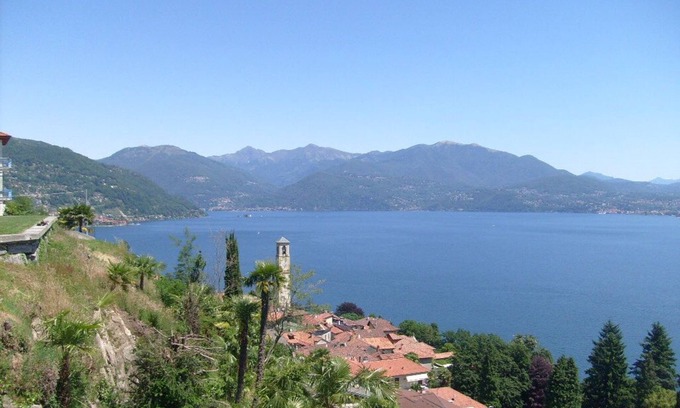 Gonte Apartment | Spacious 3½-room apartment with beautiful sunny garden & view of the lake