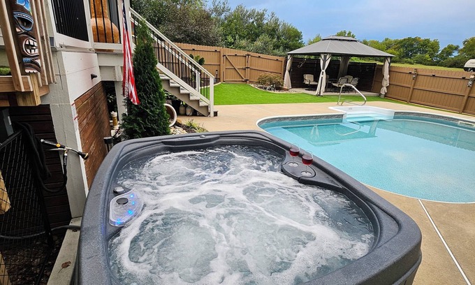 Olathe House | Spacious 3600 sq ft Home-Hot Tub-Pool-Game Room & 3 Acres of Privacy - Sleeps 14