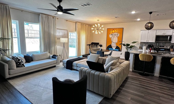 Glenn Heights House | Spacious 4 bedroom house with fitness room and WiFi in charming Glenn Heights.