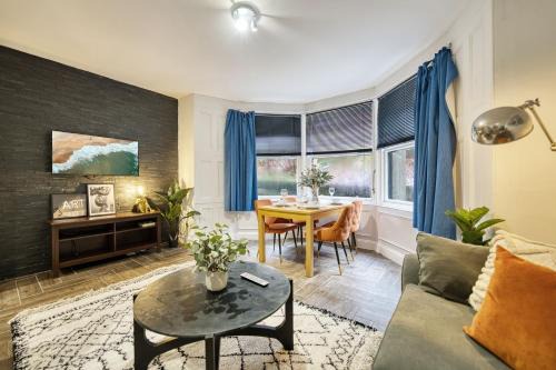North West Apartment | Spacious 4 Bedroom Apt Near West End Glasgow