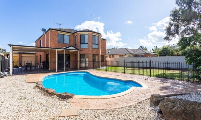 Tarneit House | Spacious 4-Bedroom Family Retreat with Pool at Tarneit