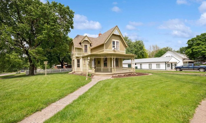 Pella House | Spacious 4 bedroom home with ideal location by downtown. Perfect for groups!