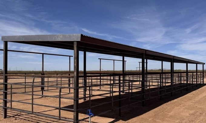 Wittmann House | Spacious 4-bedroom house with up to 4 stalls for your horses. 1W26848n