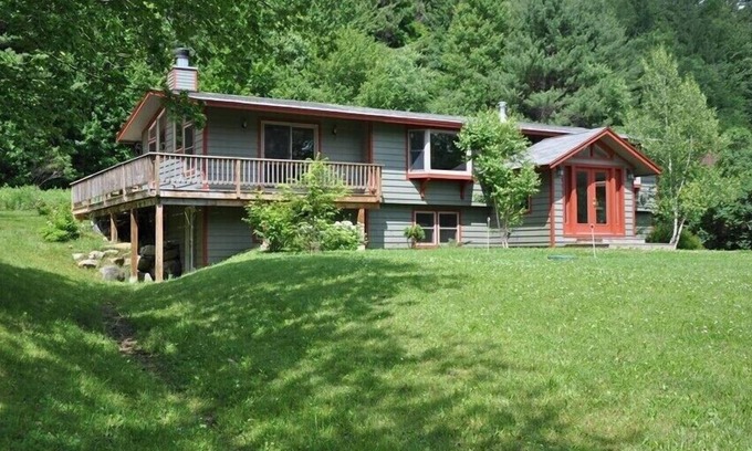 Ludlow House | Spacious 4 Bedroom Okemo Home in Ludlow, minutes to the slopes.
