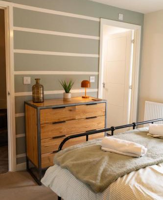 Mapperley Apartment | Spacious 4-Bedroom Retreat - Sleeps 7 - Parking - Near Country Park