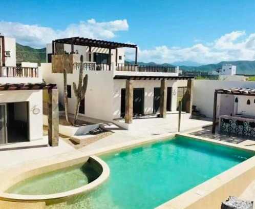 Cerritos House | Spacious 4B Retreat, Walk to Beach, Rooftop Views