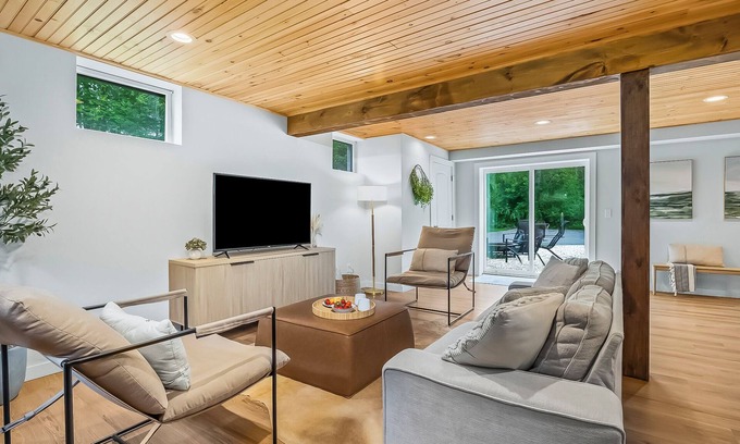 East Durham House | Spacious 4BR - Hot Tub - Tennis Court - Pond