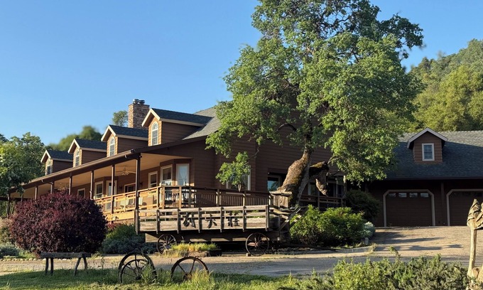 Squaw Valley House | Spacious 5-bdrm house in charming Yokuts Valley with AC, WiFi near Kings Canyon