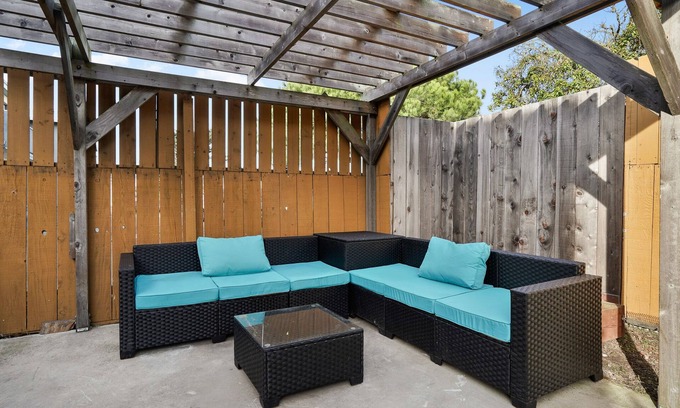 Sharp Park House | Spacious 5BR Coastal Retreat - 8 Beds Beach & Golf