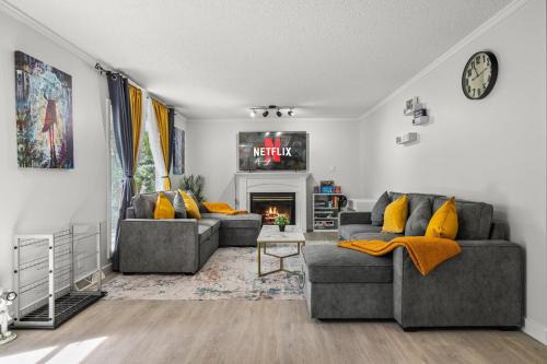 Southeast Calgary House | Spacious 5BR Home, 2 Kitchen, 2 Living rooms - 14 Min to Airport, 8 Min to Downtown &Zoo