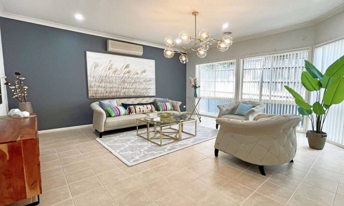 Hallam House | Spacious 5BR House in Hallam Pool table BBQ Netflix WIFI parking