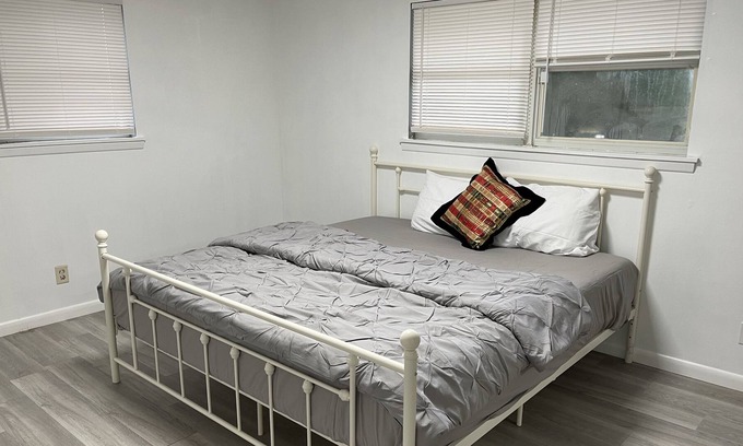 Pensacola Heights House | Spacious 6 bd/3bth house accommodate 15 pp