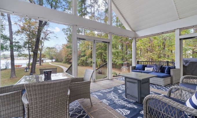 Eatonton House | Spacious 6-Bed Lakefront Retreat 2 King Ensuites, Screened Porch & Amenities