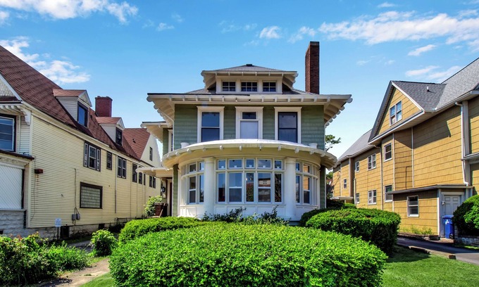 North Buffalo House | Spacious 6-bedroom house in Buffalo with Parking