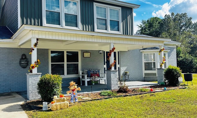 Fayetteville House | Spacious 6-bedroom and 4 bath house in charming Fayetteville