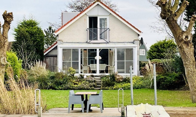 Makkum House | Spacious 6-person Solo Deluxe bungalow with a bathtub, modern kitchen, and a large yard at Beach Resort Makkum on the IJsselmeer.