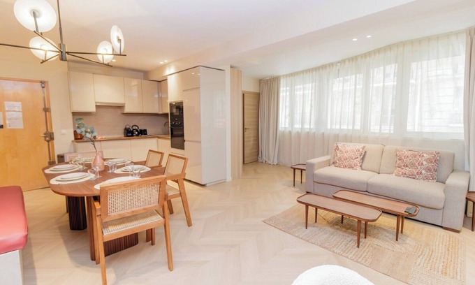 Saint-Lambert Apartment | Spacious Apartment With AC Invalides Tour Eiffel