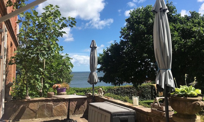 Bolshavn Apartment | Spacious apartment with sea views, terrace and access to the garden