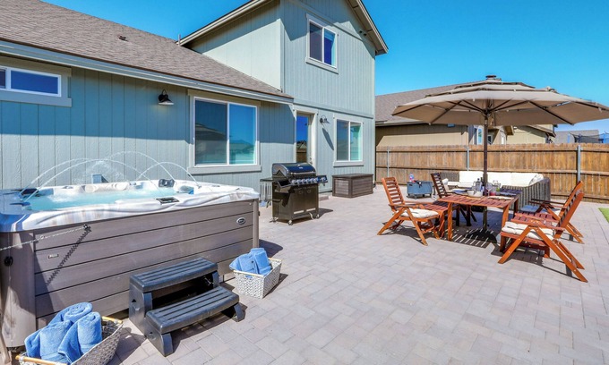 Bellemont Cabin | Spacious Bellemont Cabin w/Jacuzzi + Mtn View!