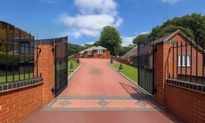 Cradley House | Spacious Bungalow I Hot Tub I Private Garden I Gated Parking