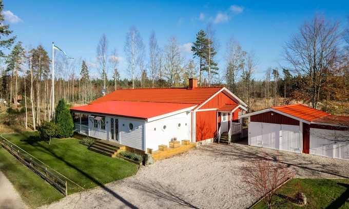 Ingelstad Cabin | Spacious Cabin for Work Crews, 10 Beds!