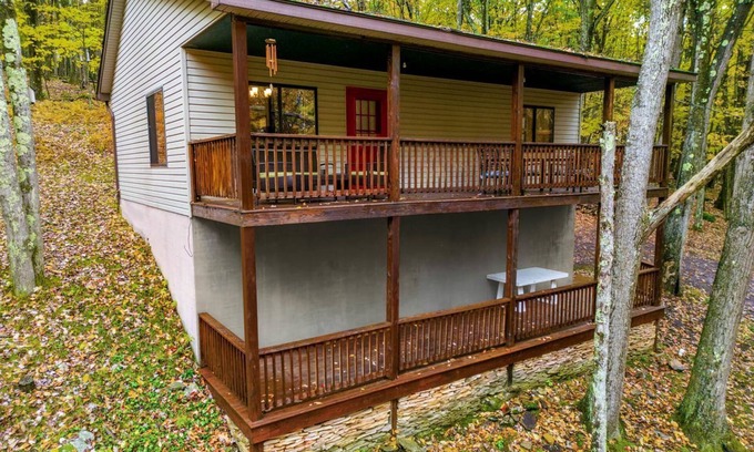 Terra Alta House | Spacious Cabin Retreat with Hot Tub, Deck, Resort Amenities in Terra Alta, WV