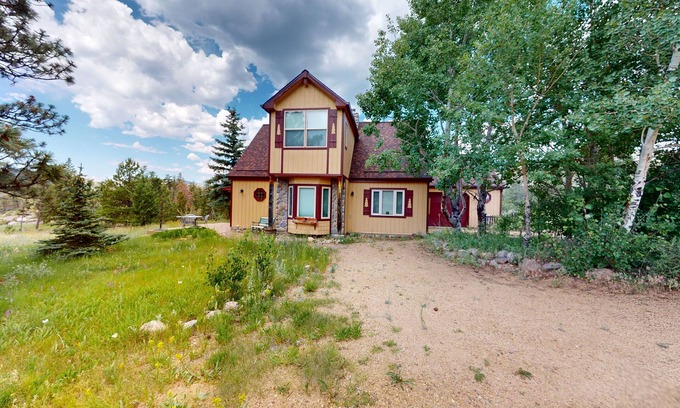 Drake House | Spacious cabin with stunning views, wifi, fully stocked kitchen & W/D