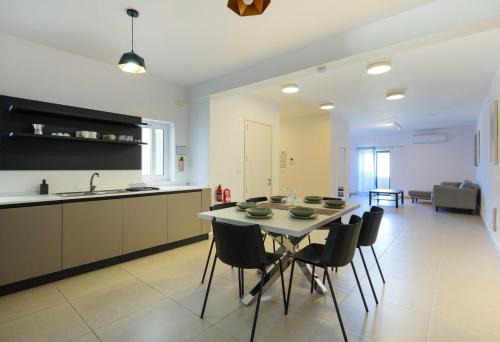 Pembroke Apartment | Spacious & Central 3BD Apartment with Front Balcony - Close to Sliema, St Julians, Valletta