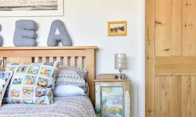Hill Head Cottage | spacious Coastguard cottage near to Hampshire's sites, sea side retreat