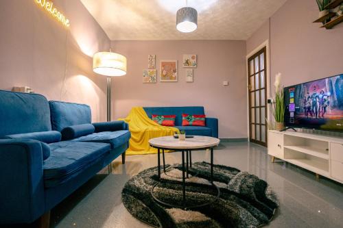 Acresford House | Spacious & Comfy Home in West Midlands - Sleeps 8, Free Parking, WiFi, Netflix, Prime Location, Ideal for Contractors, Business, Groups, Travellers, Families and Relocators